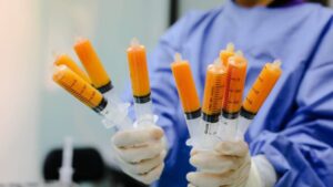 So sánh nâng ngực túi độn và mỡ tự thân: Phương pháp nào ít biến chứng hơn?