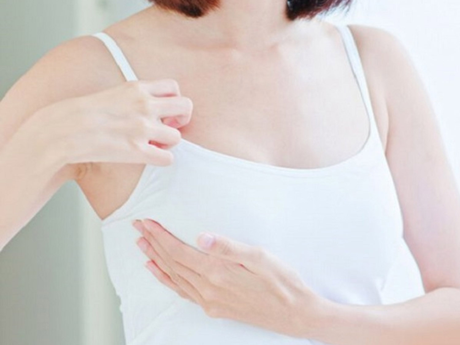 ngực căng tức và lệch sau khi quan hệ cần thăm khám ngay để khắc phục