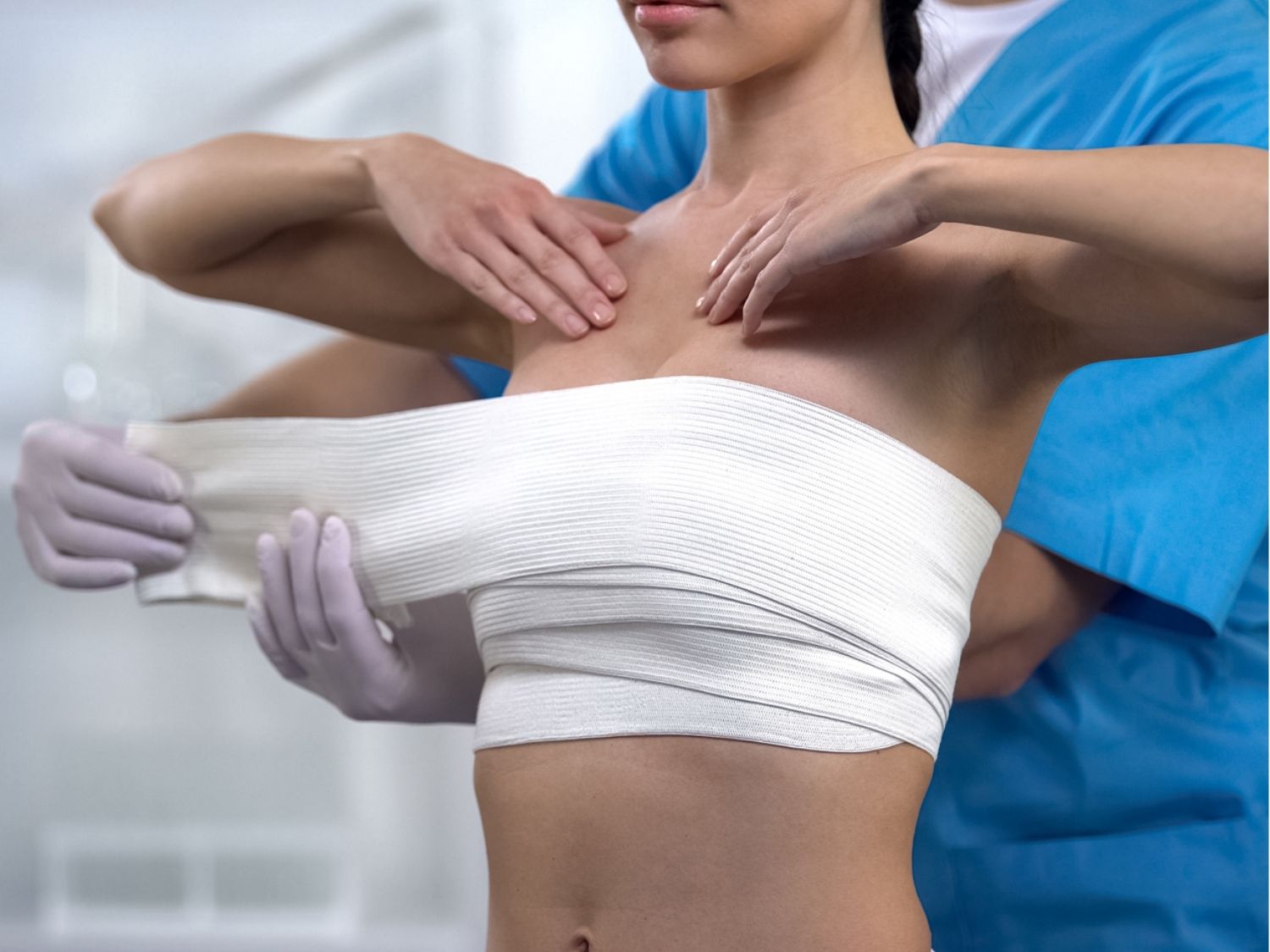 sau nâng ngực vẫn có thể nâng tay chỉ cần chú ý không nâng vật nặng hoặc quá cao