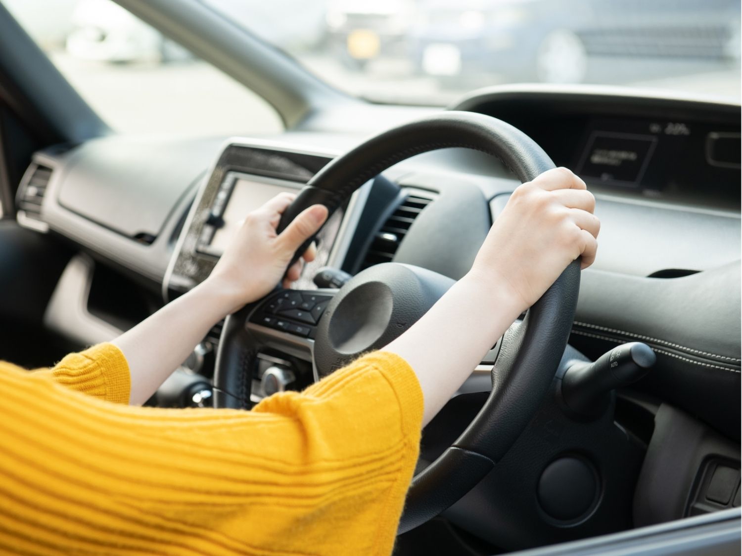 dừng lái xe sau nâng ngực khi thấy biểu hiện lạ như đau tức ngực hoặc chóng mặt