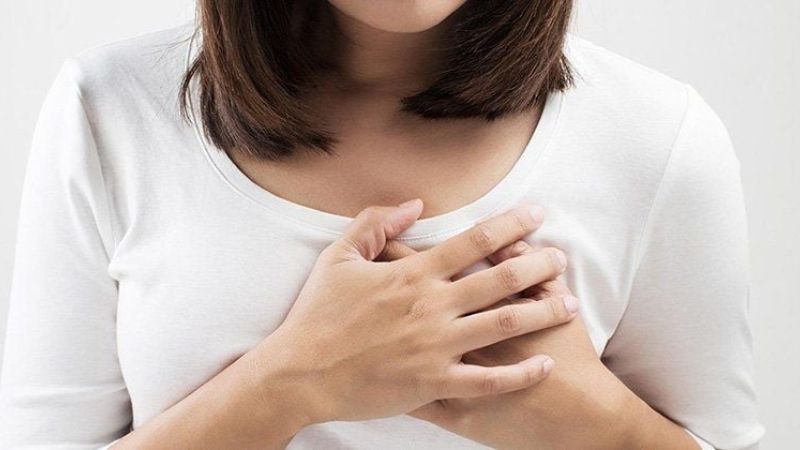 Túi ngực sau nâng bị dây thần kinh chèn ép gây tê đầu ti