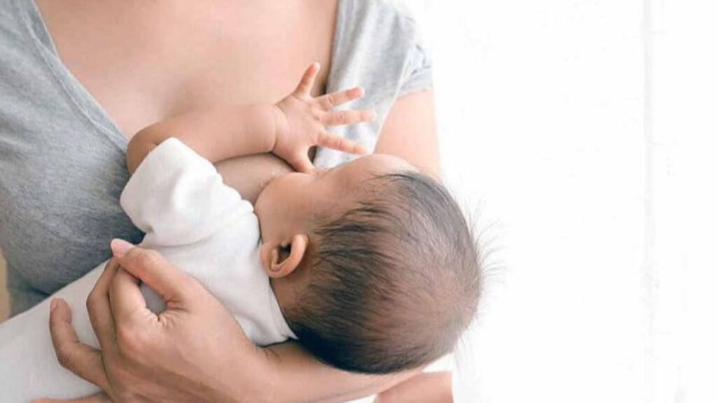 Nâng ngực có cho con bú được không? Đặt túi ngực có ảnh hưởng sữa mẹ không?