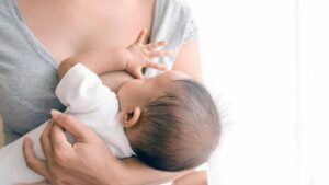 Nâng ngực có cho con bú được không? Đặt túi ngực có ảnh hưởng sữa mẹ không?