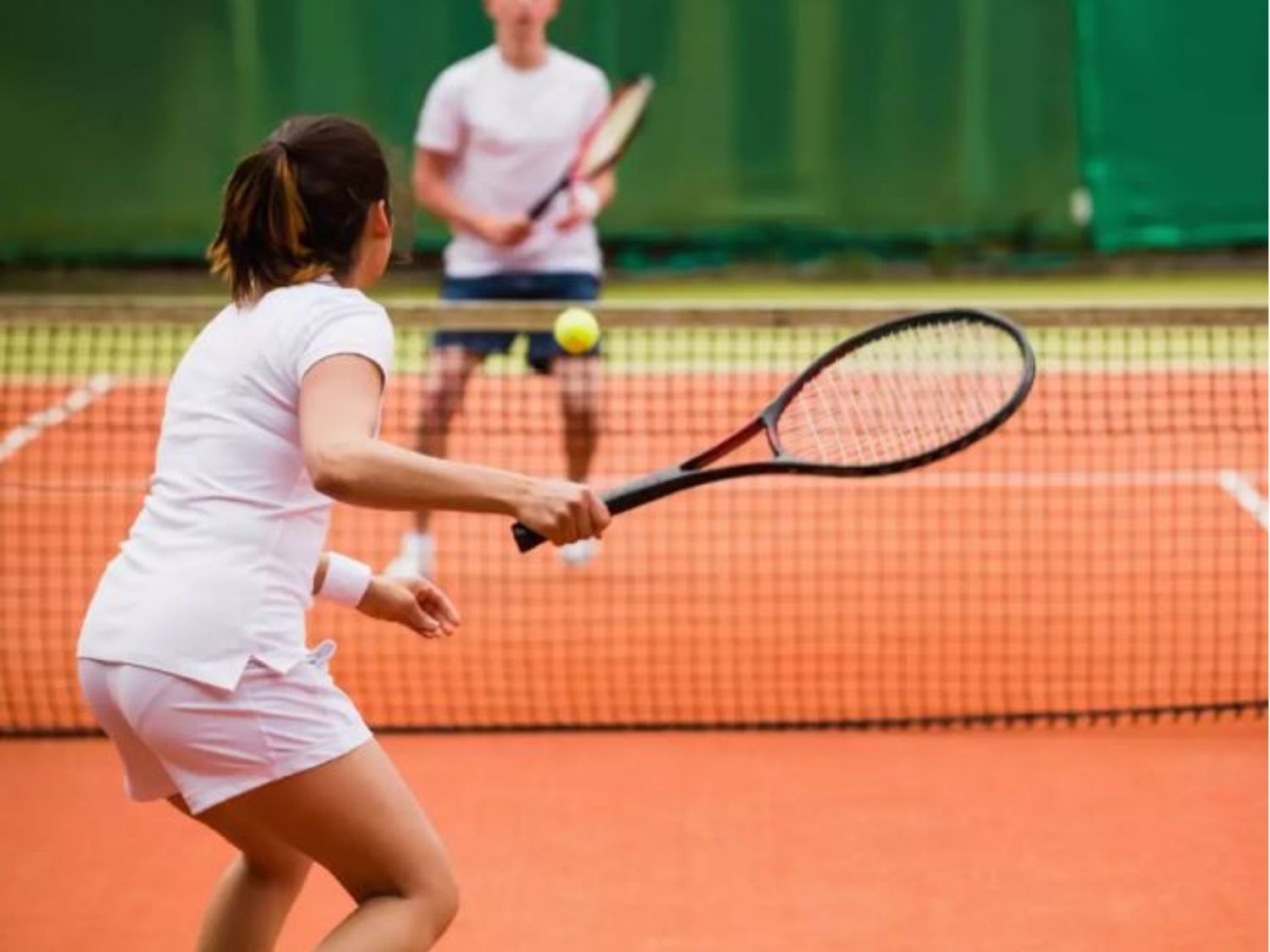 tránh chơi tenis cần dùng lực nhiều ngay sau khi vừa nâng ngực