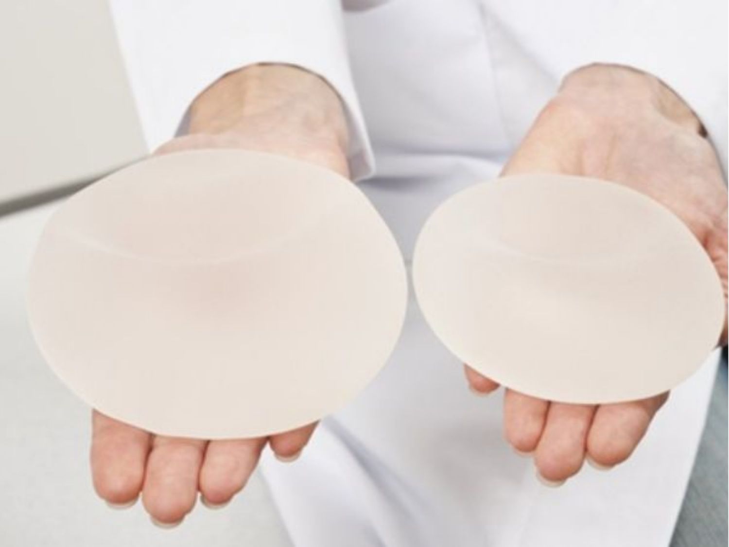 túi ngực size to hơn có nguy cơ chảy xệ cao hơn do trọng lực