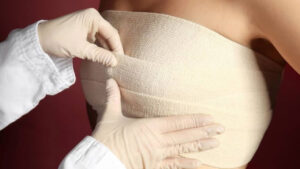 Nâng ngực có cần băng ép không? Lợi ích & Thời điểm tháo băng