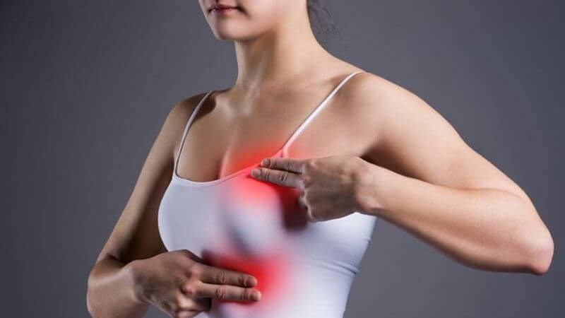 Sưng đau vùng ngực sau nâng không giảm