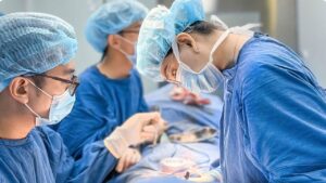 Nâng ngực có phải đại phẫu không? 5 tiêu chuẩn an toàn bắt buộc tại Bệnh viện