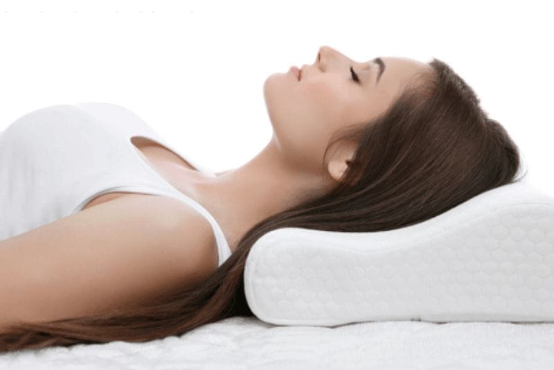 Nên ưu tiên nằm thẳng sau nâng ngực để hạn chế tình trạng xê dịch, ảnh hưởng form dáng ngực