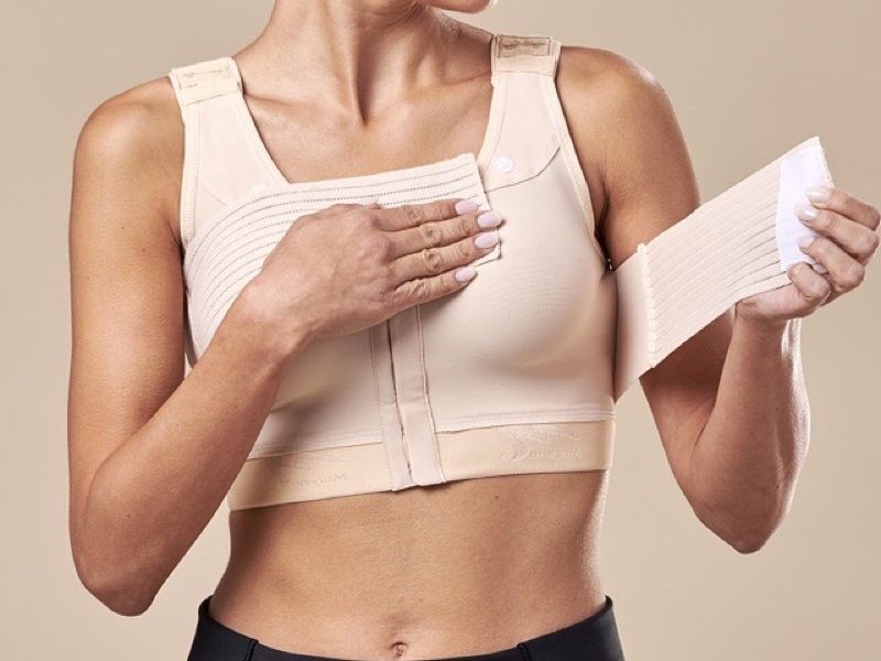 Mặc áo định hình sau nâng ngực để giúp form ngực đúng chuẩn, hạn chế tình trạng tụ dịch