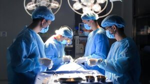 Nâng ngực nội soi và thường khác nhau thế nào? Phương pháp nào an toàn và ít đau hơn?