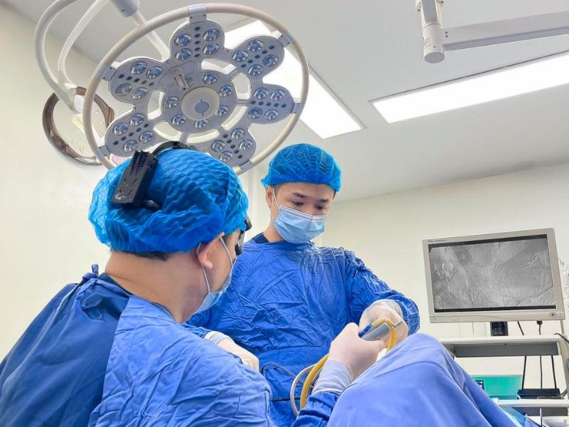  Hệ thống màn hình nội soi 4K hiện đại giúp bác sĩ quan sát chi tiết khoang ngực trong quá trình đặt túi.