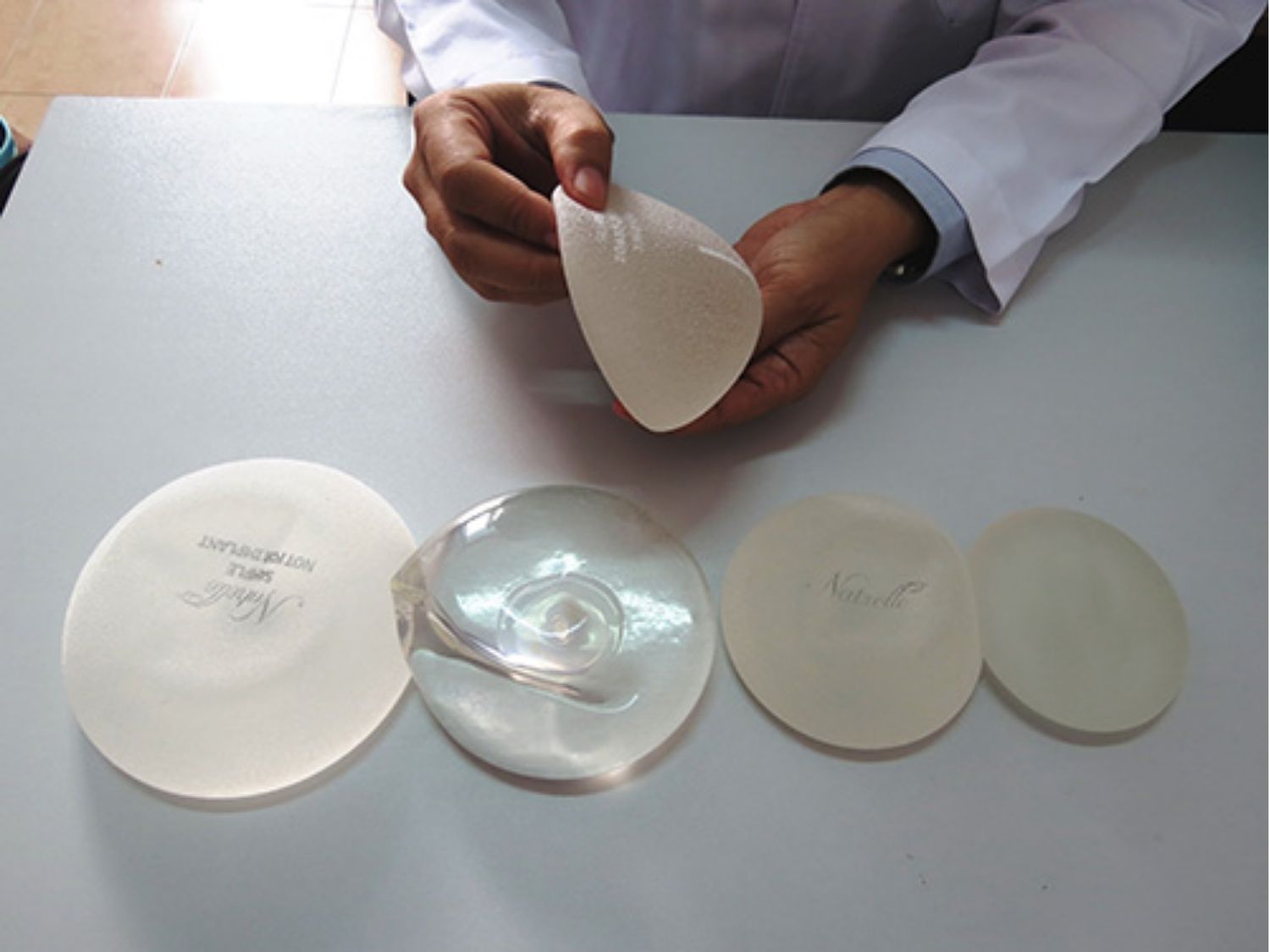 Chọn túi ngực không phù hợp có thể gây biến chứng