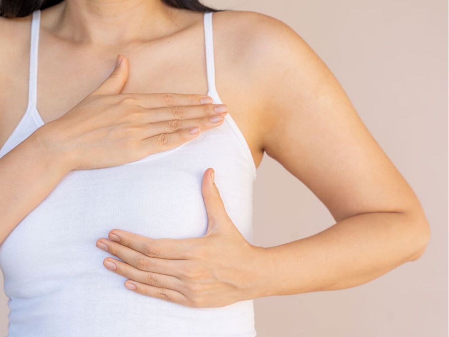 đặt túi ngực dưới cơ và ngực hồi phục ổn định sờ nắn khó có thể nhận ra