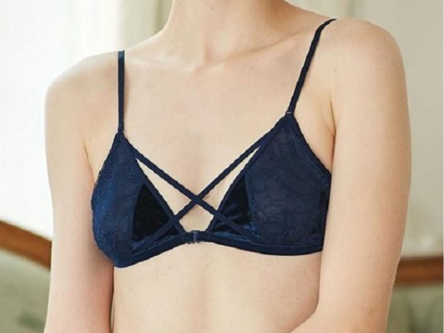 Ngực nhỏ lép, thể tích mô tuyến và mô mỡ thấp