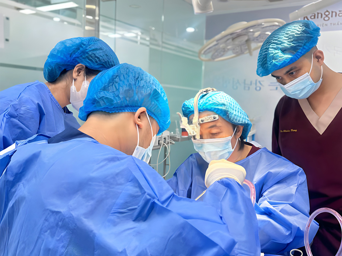 quá trình phẫu thuật hạ gò má trong phòng vô trùng, an toàn