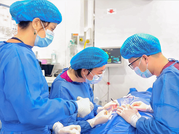bác sĩ nâng mũi trong phòng phẫu thuật vô trùng tại kangnam