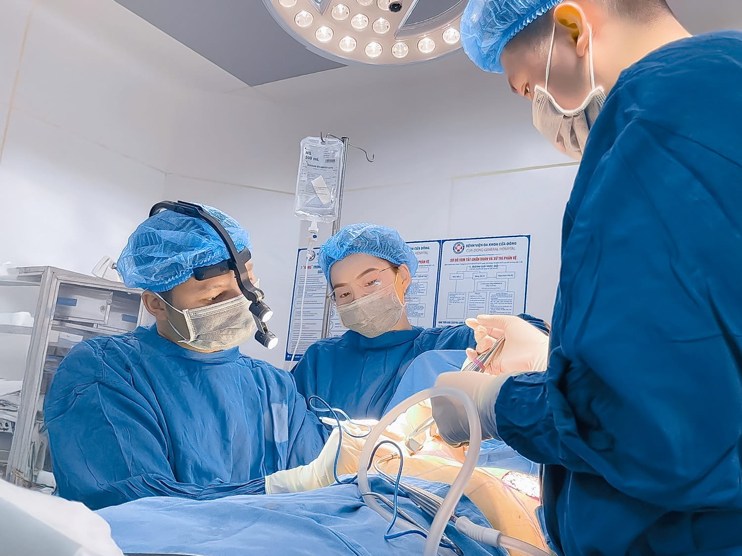 bác sĩ kangnam đặt túi ngực trong phòng vô trùng, đảm bảo an toàn