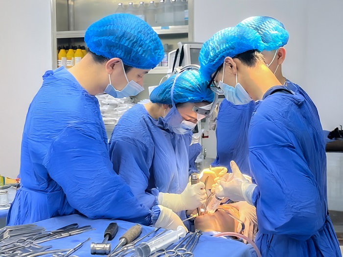 Một ca phẫu thuật hàm mặt nội soi đòi hỏi sự phối hợp nhịp nhàng giữa ekip bác sĩ và hệ thống thiết bị tân tiến.