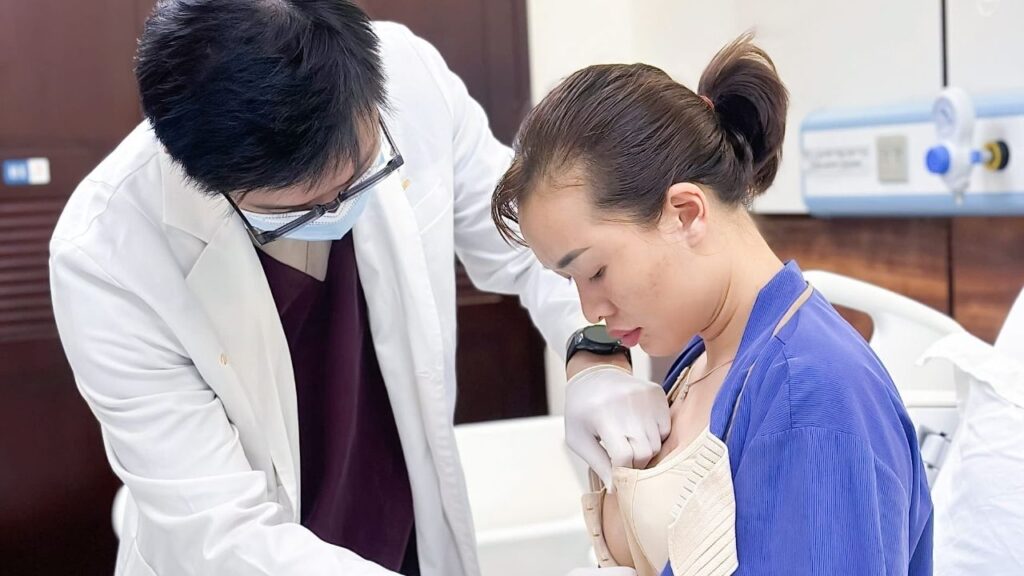 Sau nâng ngực cần làm gì? Hướng dẫn chăm sóc & kiêng cữ chuẩn 2026