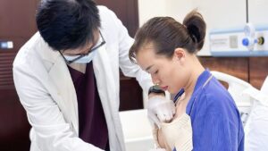 Sau nâng ngực cần làm gì? Hướng dẫn chăm sóc & kiêng cữ chuẩn 2026