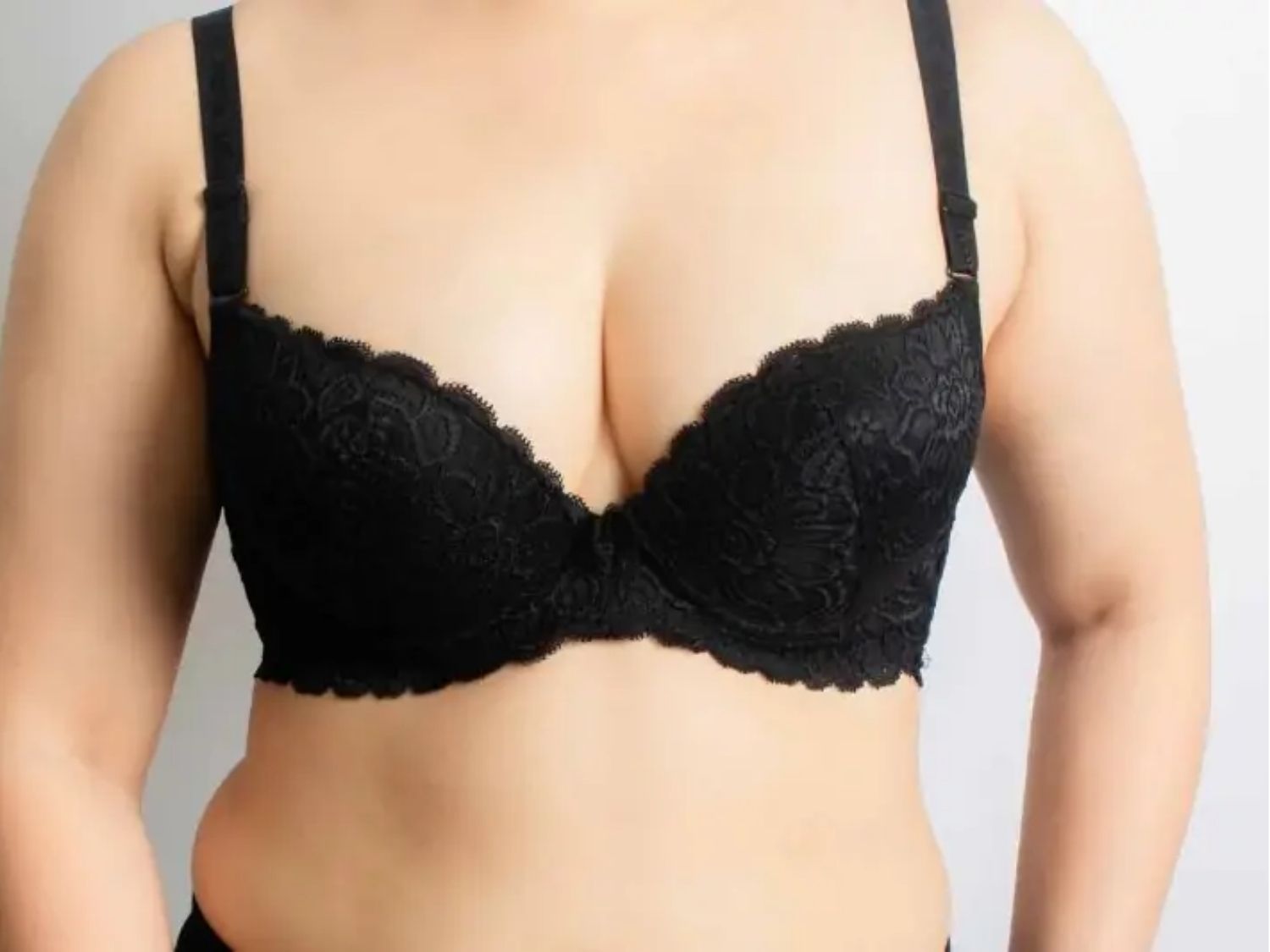 ngực lệch sau nâng ngực cần gặp bác sĩ để thăm khám và khắc phục