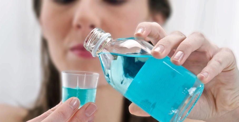 Súc miệng sạch sẽ hàng ngày sau chỉnh hàm