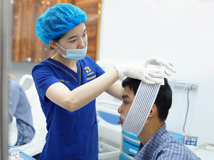 Hình ảnh cận cảnh quá trình giảm sưng vùng hàm mặt từ ngày 1 đến ngày 7 sau phẫu thuật chỉnh hàm hô móm.