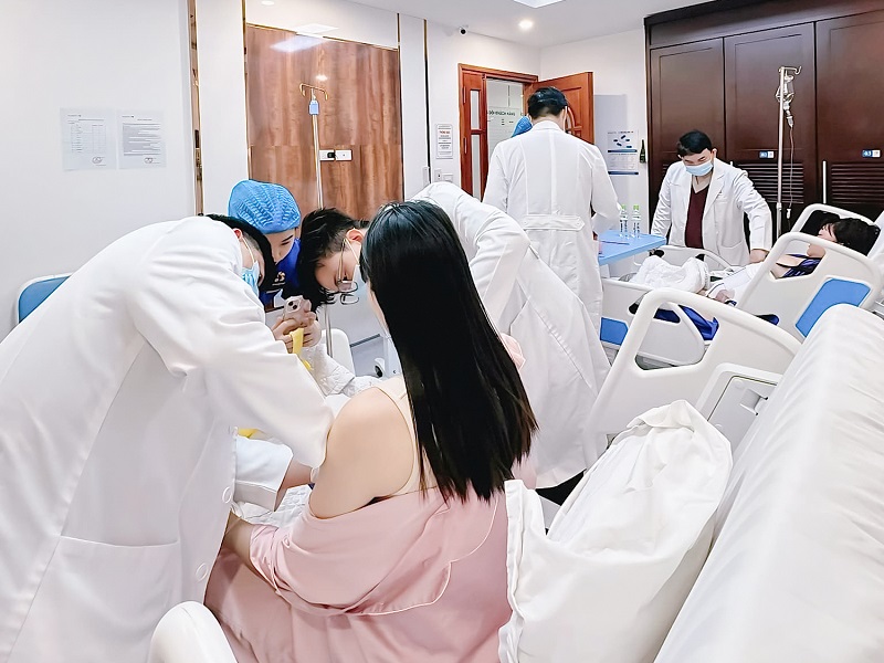 Bác sĩ thăm khám lại cho khách hàng sau nâng ngực để kiểm tra bất thường