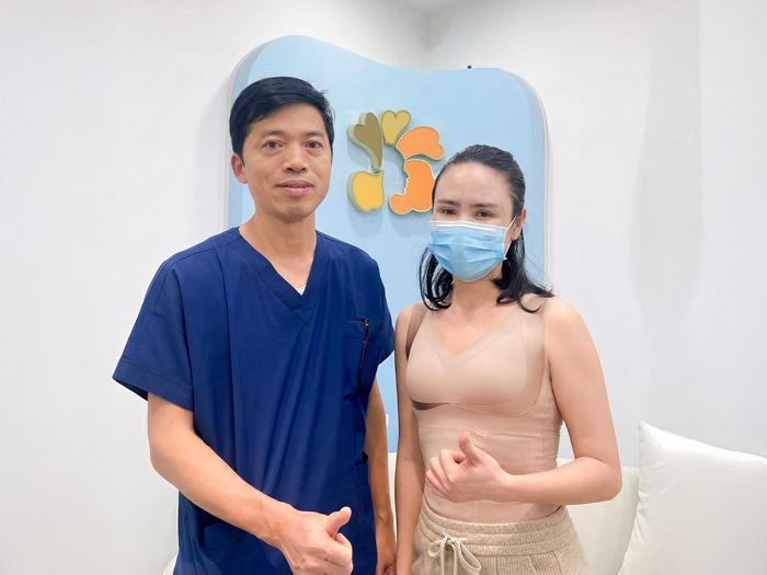 khách hàng tái khám sau hút mỡ để nghe tư vấn về cách duy trì kết quả