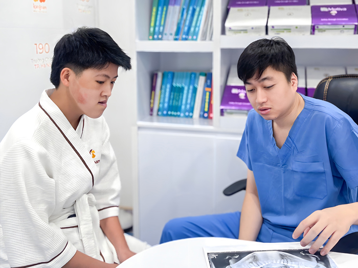 Bác sĩ Alex Han là bác sĩ hạ gò má tại Hà Nội đang tư vấn cho khách hàng