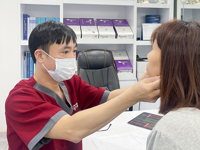 bác sĩ thăm khám cho khách hàng trước khi thực hiện