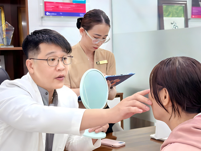 khách hàng thăm khám với bác sĩ để được báo giá