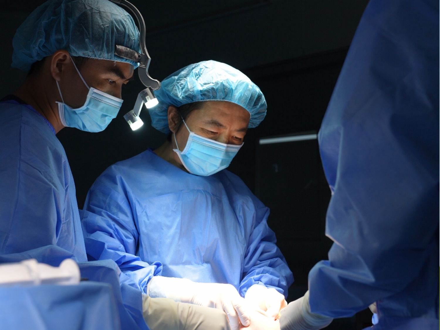 ekip bác sĩ đang phẫu thuật hàm cho Trà My