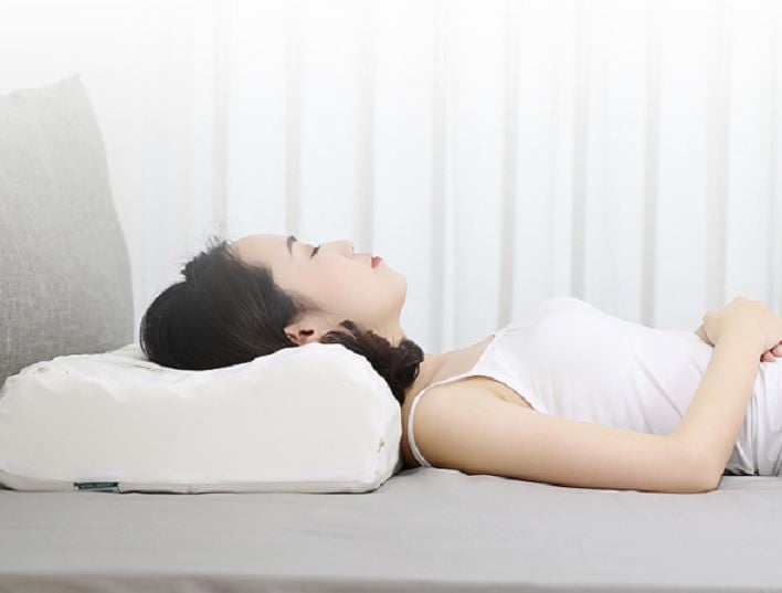 Góc nằm 30-45 độ là góc vàng giúp thoát dịch sưng nhanh nhất.