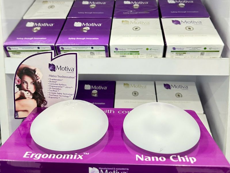 Cấu tạo bề mặt túi Motiva với 49.000 tiếp điểm giúp tăng tương thích sinh học và giảm viêm.