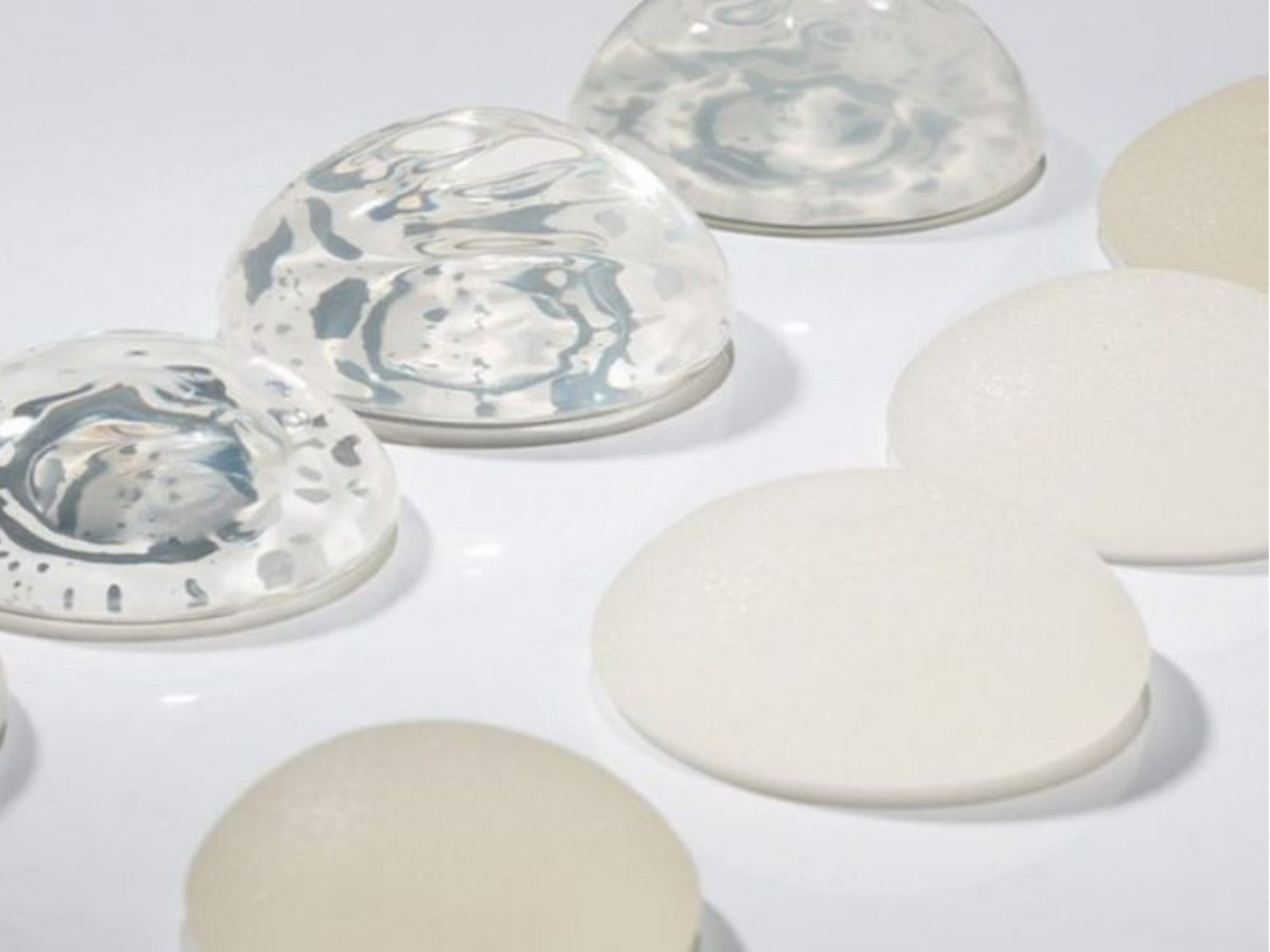 ảnh mô phỏng túi ngực bề mặt trơn và nhám, nhám có độ đục hơn