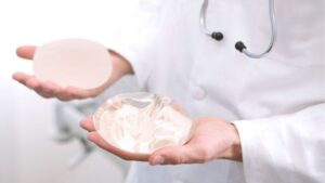 Túi ngực có mấy loại? 3 tiêu chí phân loại và kinh nghiệm chọn túi bền đẹp