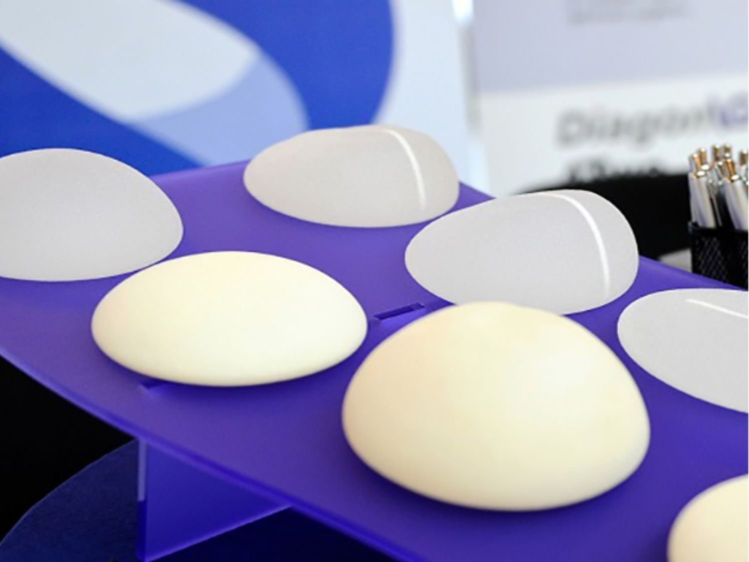 có nhiều tiêu chí phân loại túi ngực như hình dáng, bề mặt, thương hiệu....