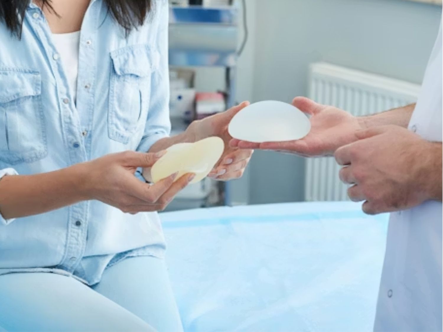 bác sĩ đang giải thích những hiểu lầm không đúng về túi ngực cho khách hàng