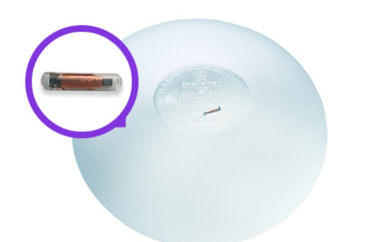 Công nghệ chip định danh thông minh và bề mặt nano siêu mịn của túi ngực Motiva