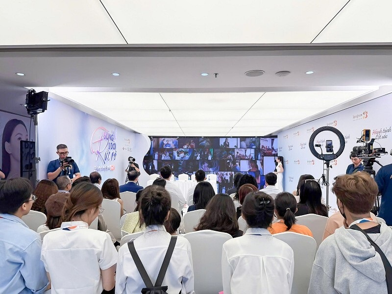 Các thí sinh casting offline tại Bệnh viện Thẩm mỹ Kangnam Sài Gòn