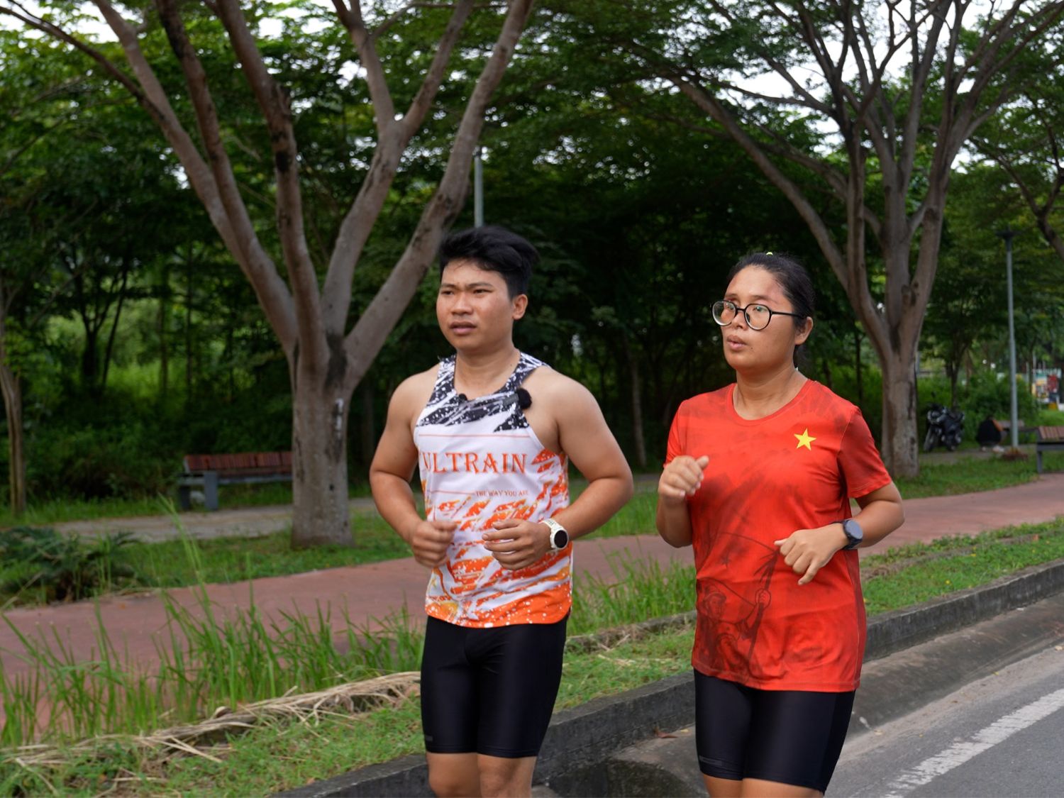 Yến là cô gái lạc quan yêu thích chạy bộ cùng với chồng