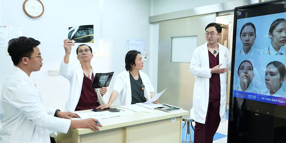Ekip các bác sĩ của chương trình Hành Trình Lột Xác mùa 7 hội chẩn và đưa ra phương pháp điều trị tình trạng mặt lệch cho Bảo Ngọc