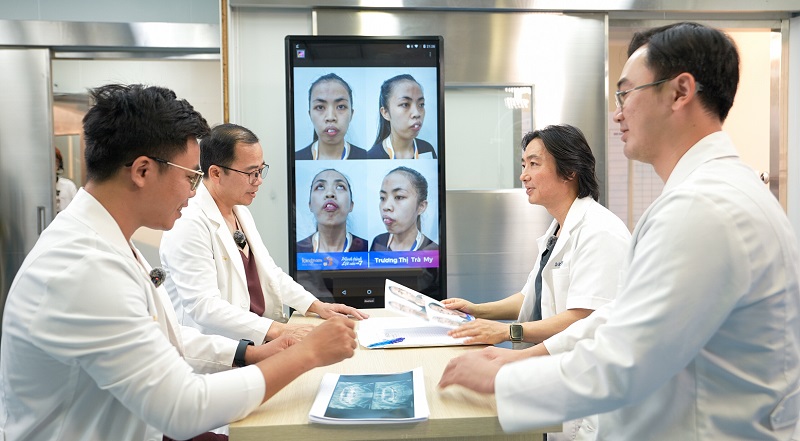 Ekip các bác sĩ của Kangnam hội chẩn và lên phác đồ điều trị cho Trà My từ chỉnh hàm đến bọc răng sứ