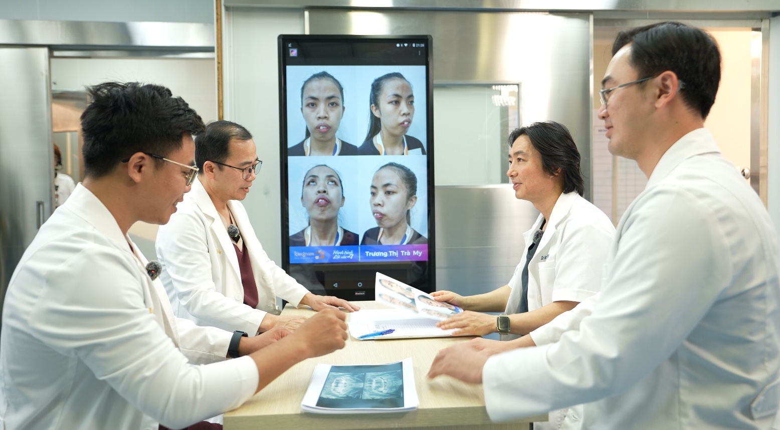 ekip bác sĩ hội chẩn cho Trà My để xác định kế hoạch phẫu thuật phù hợp