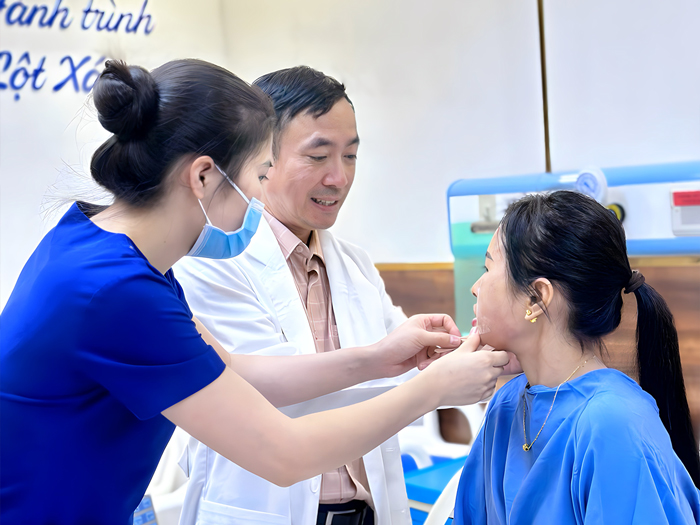 Bác sĩ kiểm tra cấu trúc xương trước khi cho phép khách hàng quay lại cường độ tập luyện.