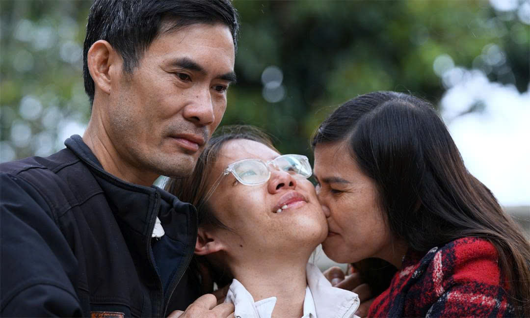 Gia đình Bảo Ngọc xúc động khi con được tham gia Hành trình Lột xác