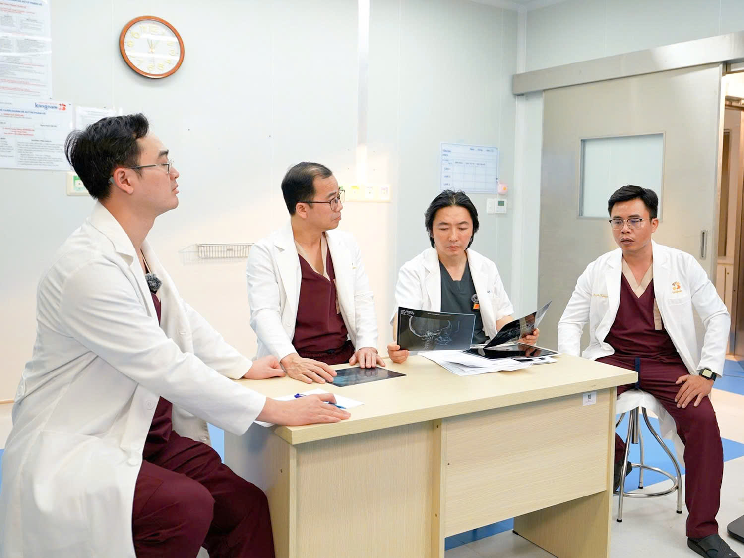 Ekip bác sĩ của chương trình Hành trình Lột xác mùa 7 thực hiện hội chẩn và lên phác đồ điều trị cho Yến