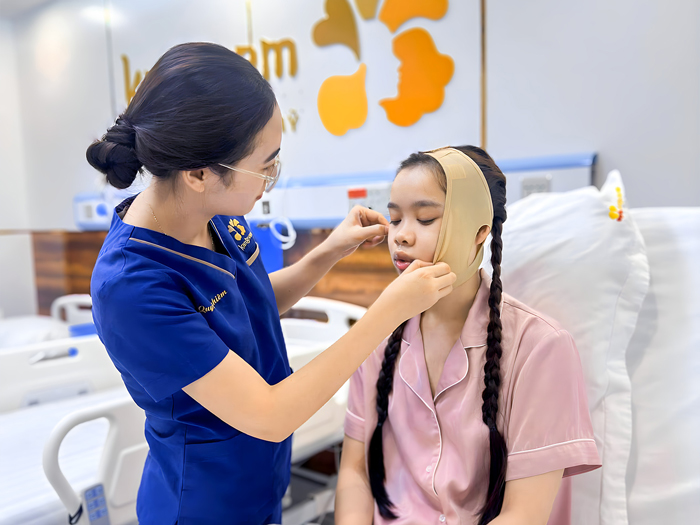 Điều dưỡng tại kangnam chăm sóc hậu phẫu cho khách hàng sau chỉnh hàm để hồi phục an toàn